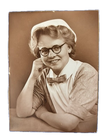 Nathalie Viuf Stenders farmor Elisabeth Knudsen (født Jensen) som sygeplejeelev på Rigshospitalet København -ca1941. 