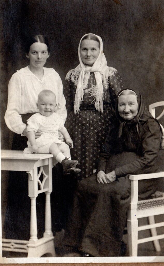 Foto af min morbror Henrik Jensen, Nathalie Stenders oldemor, hendes tip-olde mor og tip-tip-oldemor