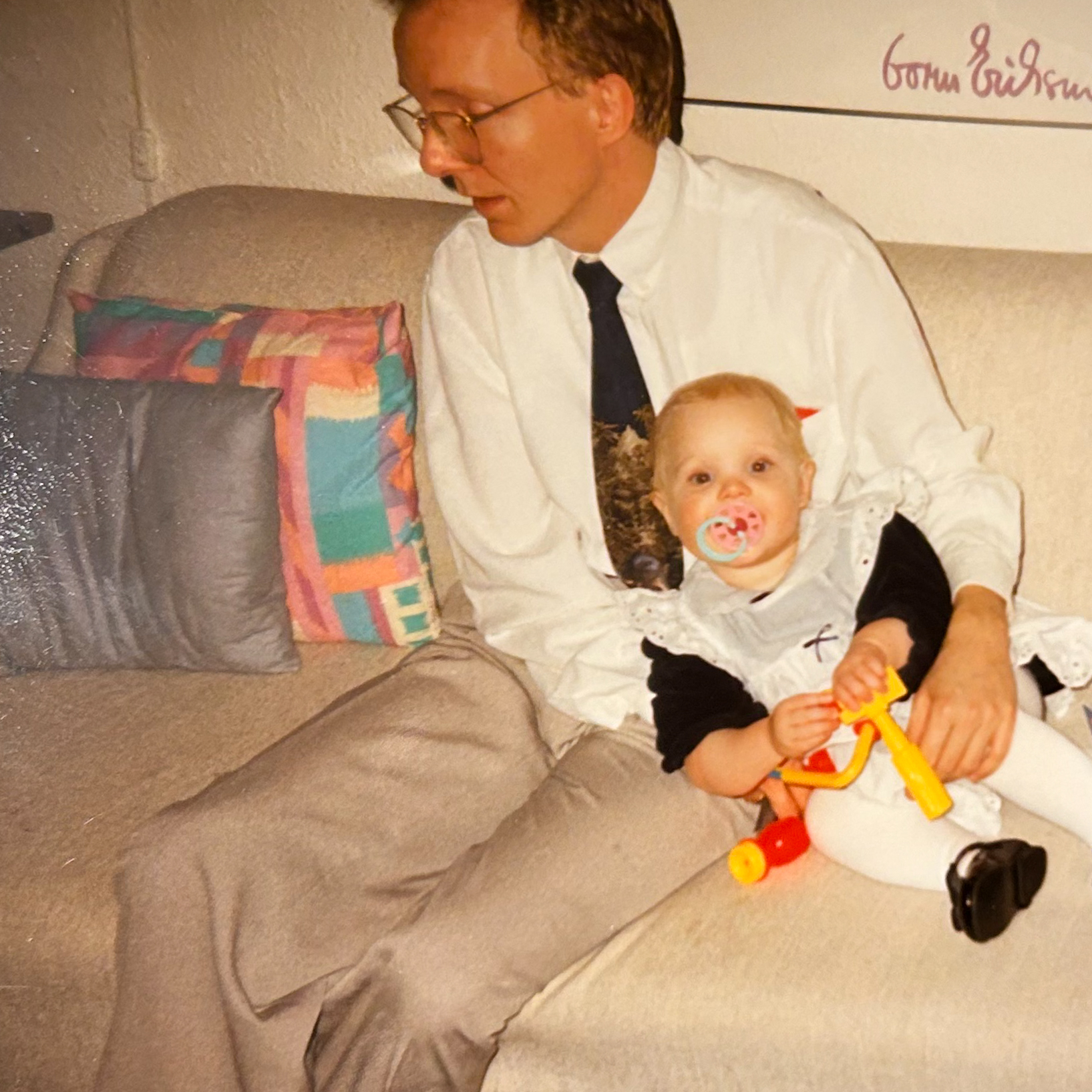 Nathalie-sidder-med-far-1993