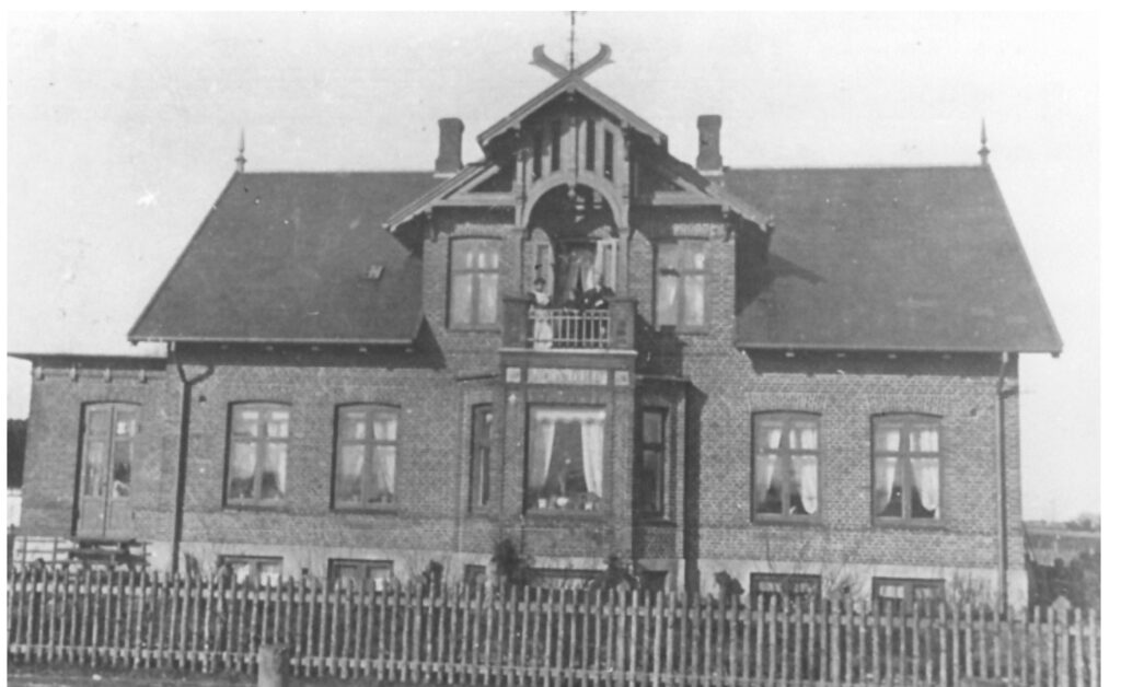 Villa LAndro, som MD Madsen byggede i 1904. Han står oppe på terrassen.